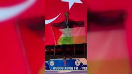 Avrupa Wushu Kungfu Şampiyonası'nda Necmettin Erbakan Akyüz kürsüde Filistin bayrağı açtı