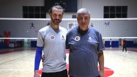 Baba ve oğlu Hakkari'de voleybol takımının başarısı için ter döküyor