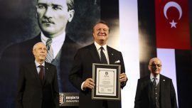 Beşiktaş'ın yeni başkanı Hasan Arat mazbatasını aldı