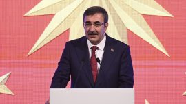 Cumhurbaşkanı Yardımcısı Cevdet Yılmaz Eczacıbaşı Dynavit ve VakıfBank'ı kutladı