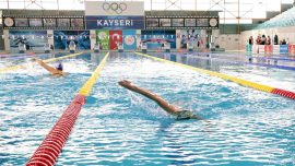 Kayseri'de engelli sporcular yüzme müsabakasında yarıştı