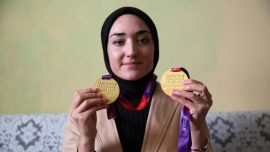 Atletizmin "yalın ayak şampiyonu" köyündeki kızları yarışlara hazırlıyor