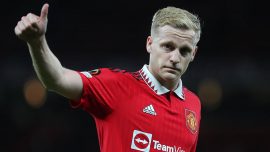 Donny van de Beek sezon sonuna kadar Eintracht Frankfurt'ta