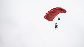Ekstrem sporcuları Erzurum'da 230 metre yükseklikteki kayalıklardan atladı