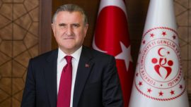 Bakan Bak, milli halterciler Cansu Bektaş ile Gamze Altun'u kutladı