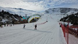 Ekstrem sporcuları Erzincan'da "yamaç paraşütüyle kayak" yaptı